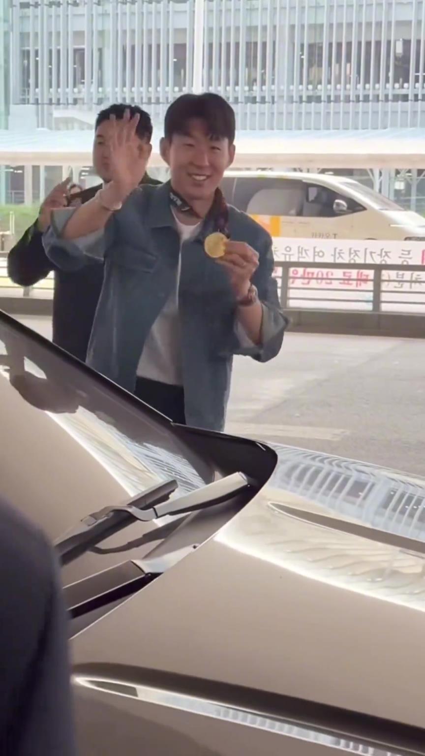 衣錦還鄉(xiāng)！孫興慜返回韓國，眾多女球迷讓其把歐聯獎牌戴上