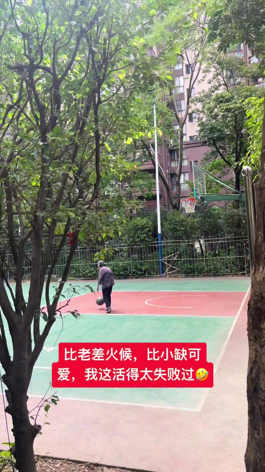 這阿婆單手一投一個準(zhǔn)，姜還是老的辣