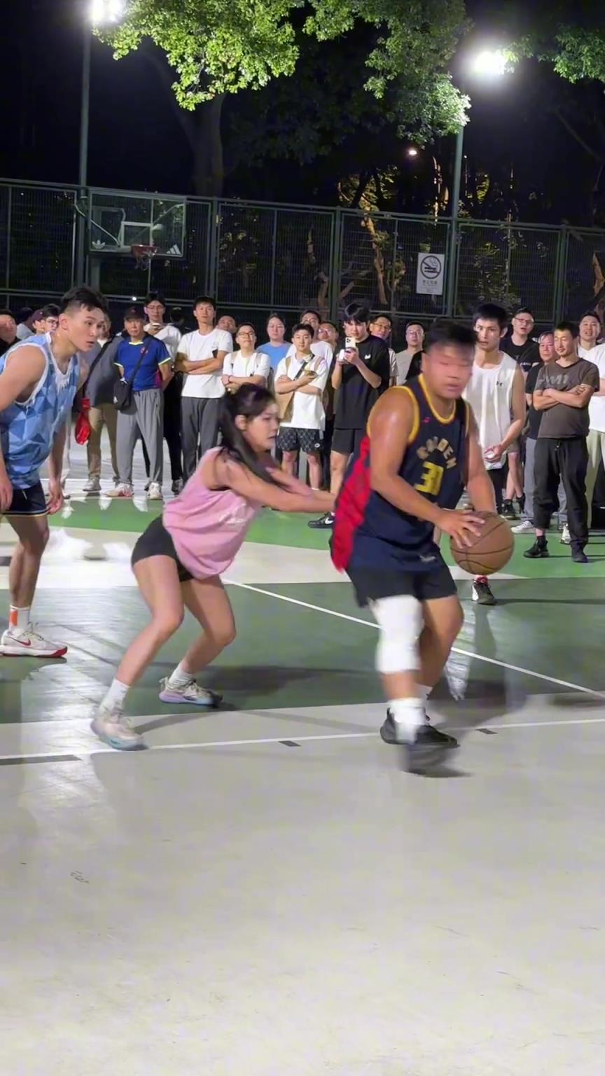 這哥們看見防自己的是女生，一個勁背打，球也不傳了
